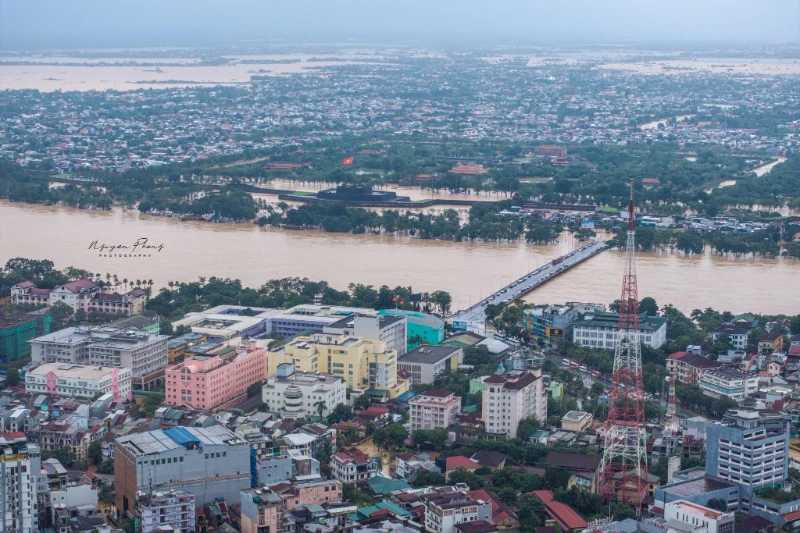 요즘 후에 (Hue) 상황이 너무 안타까워요...
비가 계속 내리고 홍수도 심해져서 전기와 수도가 끊겼다고 해요.
중부 지역, 특히 후에에 계신 모든 분들이 이번 어려운 시기를 잘 이겨내시길 진심으로 바랍니다... 😢

#후에 #중부지역 #폭우주의 #자연재해 | 이서현