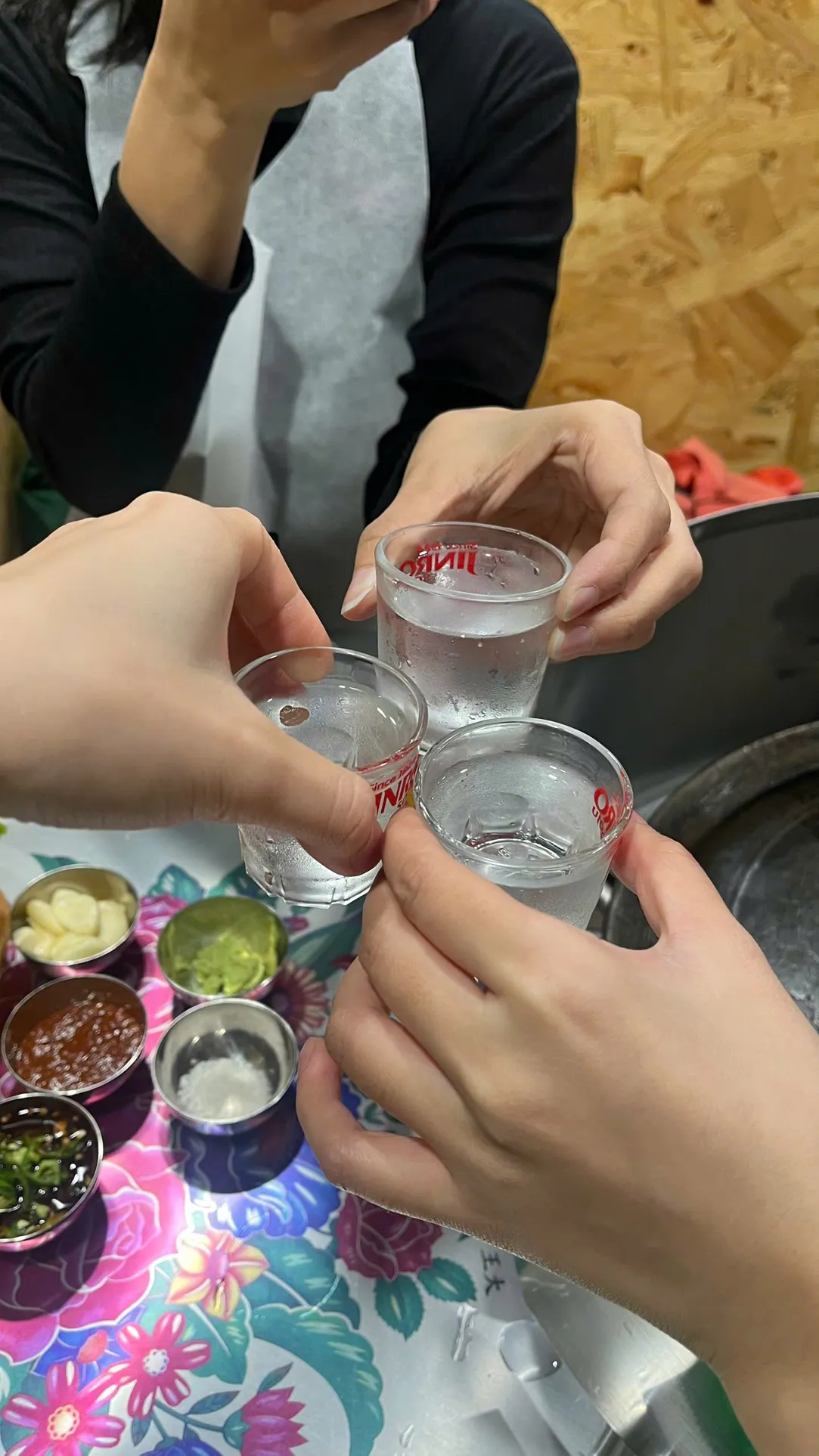 가장 맛있는 한국 바베큐 집일 수도 있다!!!!
비 오는 날에 고기를 구워 먹으러 갔다. 신선하고 쫄깃하며 달콤한 고기. 차가운 소주를 추가하니 진짜 한국에 있는 것 같았다 kkk 😎

#Moggumeong #thitnuongHQ #quan1 #목구멍 #호치민맛집 | Thu_Phan