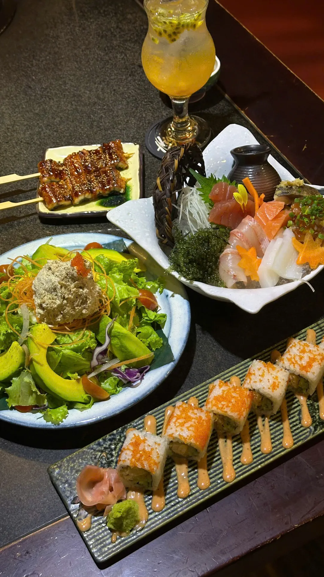 에비스 우동 & 스시 – 한 점의 신선함으로 만나는 일본의 맛

사이공 2군 구의 분주한 거리 속,
소박하지만 정갈한 일본의 감성을 품은 곳,
Ebisu Udon & Sushi.

문을 열면 은은한 조명과 따뜻한 목재 향,
정리된 스시 바가 가장 먼저 반겨줘요.
혼자 와도 편하고, 데이트나 가벼운 모임에도 잘 어울리는 아늑한 분위기.

이곳의 시그 ... | KimNgan184