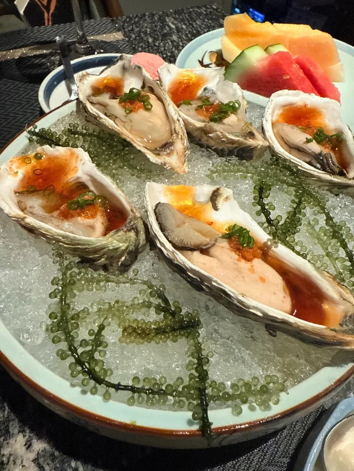 Towa - Japanese Cuisine

맛은 솔직히 평범했지만, 분위기로 모든 걸 커버한 Towa.
뷔페 메뉴라서 뭐 먹을지 고민할 필요도 없이 막 시킬 수 있어서 마음 편했습니다. 

앉고 보니 창가 자리는 전부 여성분들.
맞은편 남성분들은 전부 사진기사 모드 😂😂

데이트 장소로 오신다면, 센스 있게 창가 자리는 여성분께 양보하는 걸  ... | HyunSoo