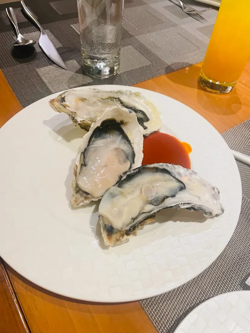 오늘은 특별한 날이라 오랜만에 외식! 🍽️✨
니코 사이공 랍스터 무한 뷔페 다녀왔어요.

랍스터가 계속 리필되는 이 행복… 
먹느라 사진은 몇 장 못 찍었지만, 확실한 건 배 터지게 먹고 옴.

가끔은 이런 호사도 필요하지 않겠어요? 😆 | Bubbleluv
