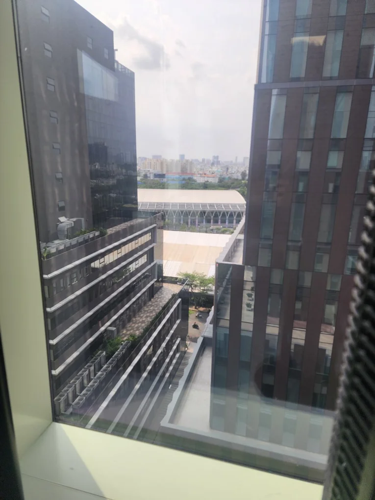 잠깐 창밖을 내다보며 숨을 고른다. | Eric