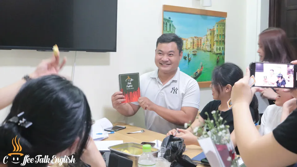 Coffee Talk English: Learn English Naturally and Effortlessly, Like Enjoying a Cup of Coffee
