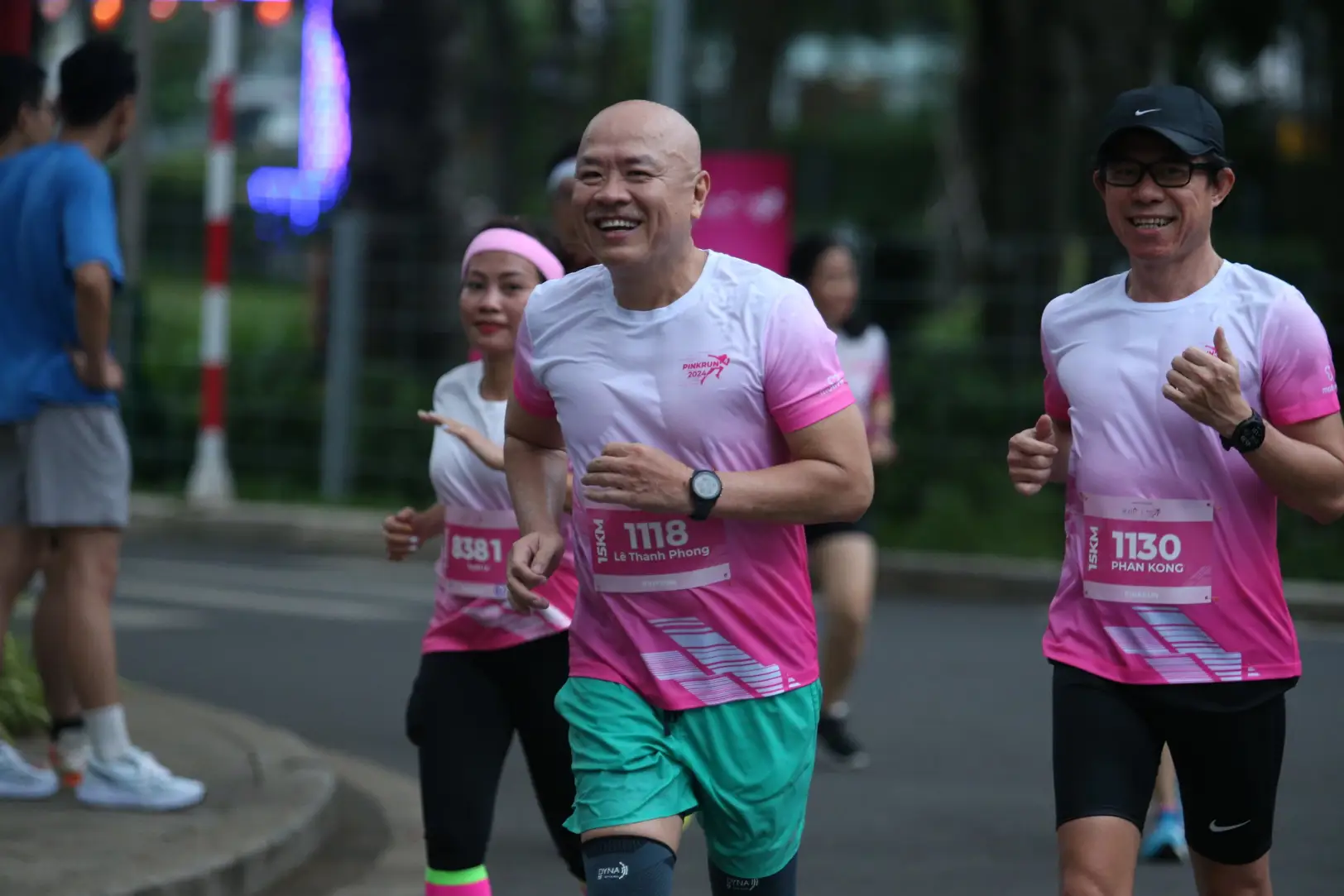 마라톤 달리기 사진 찍기
필수 장비: 다초점 망원 렌즈와 결합된 빠른 셔터 속도와 빠른 초점 기능을 갖춘 카메라.
사진가는 아름다운 순간을 포착하기 위해 달리는 중에 일어날 상황을 빠르고 빠르게 파악해야 합니다.

Taking photos of running marathon
Necessary equipment: camera with fast shu ... | lamhieuthuanstudio