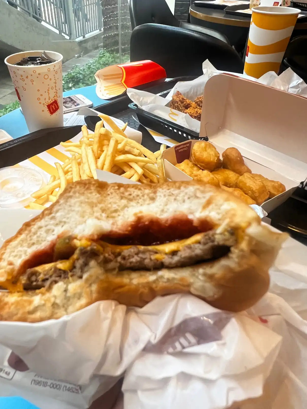 왜 때문에 맥도널드에서 먹는 치킨이 전문점만큼 맛있는거죠? 
호치민에서 처음 방문한 맥도널드인데 대만족이네요^^ | LIMPRO