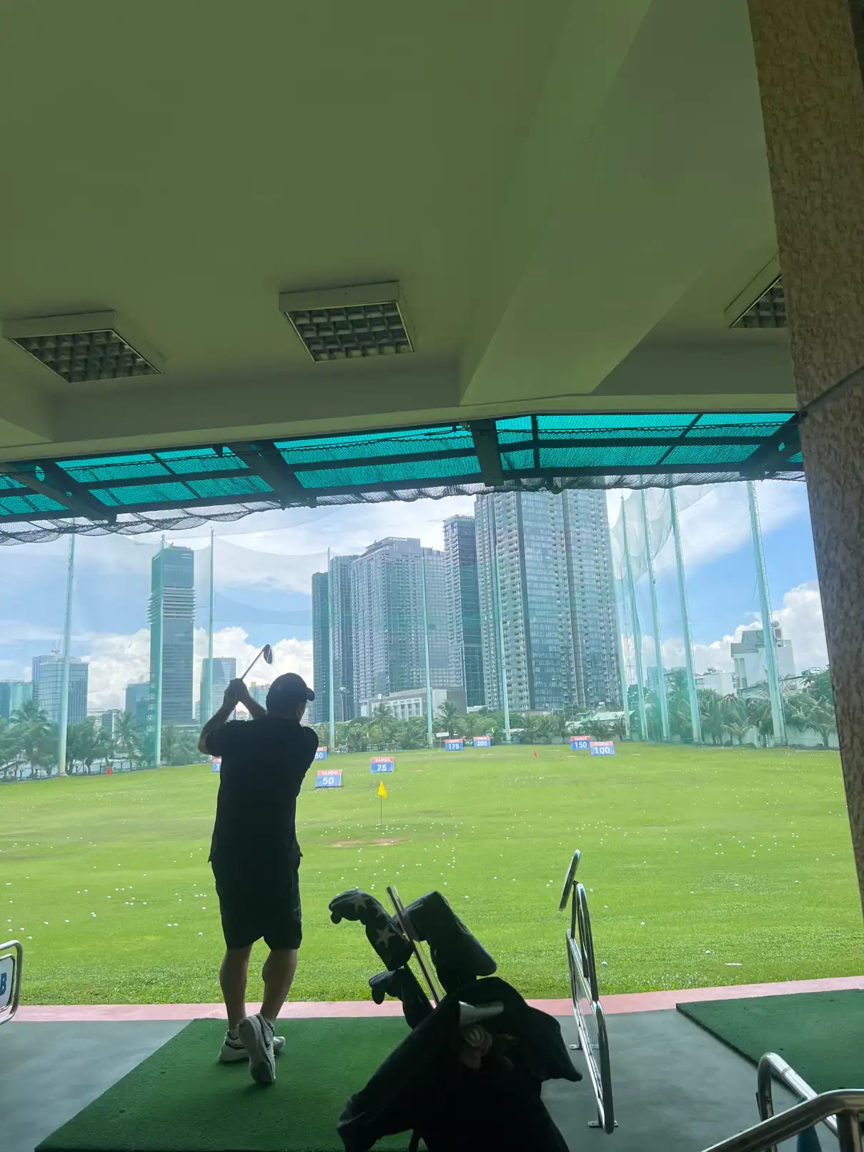 오늘도 행복한 호치민 라이프 입니다^^ 

비오기전 사랑바람이 불어요~ 일일일비 우기가 확실한것같습니다.

우기는 처음인데 나쁘지 않아요^^;;; | LIMPRO