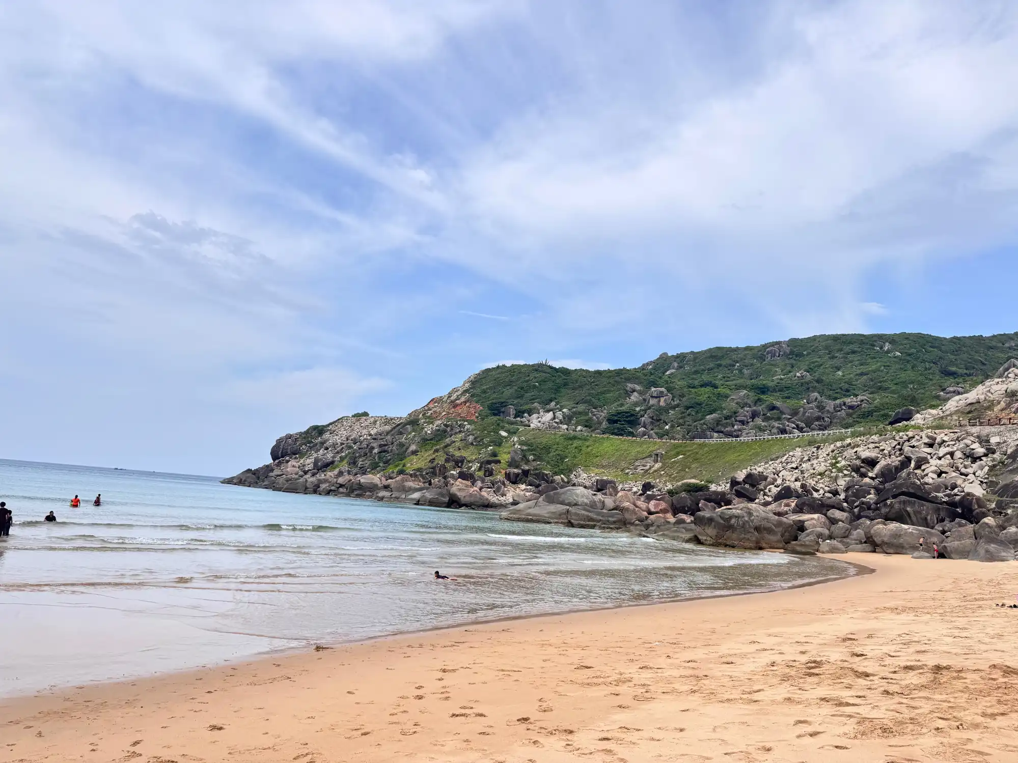✈️💸아래는 동화 – Phú Yên 지역의 저렴하고 풍성한 일정 안내를 한국어로 번역한 내용입니다.

✈️ 이동 수단
버스(Phương Trang): 호치민 → Đông Hòa 약 10시간, 비용 35만–40만 VND
비행기: Tuy Hòa 공항 도착 후 Đông Hòa까지 차량 이동
오토바이 렌탈: 하루 15만–20만 VND, 자유롭게 지역 탐 ... | Eunhye
