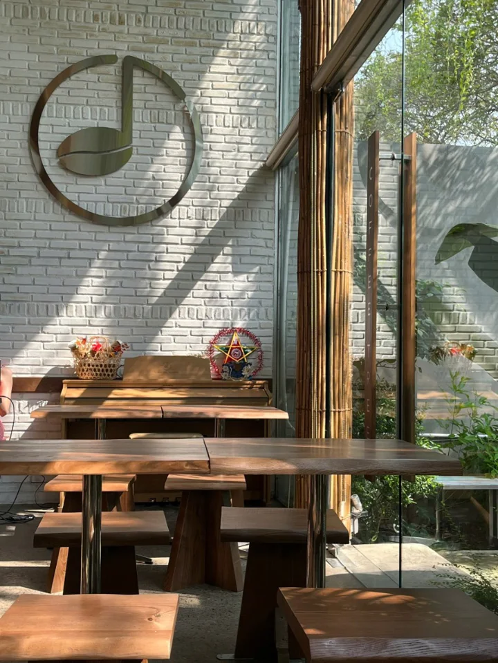 🌳호치민 2군에서 진짜 숲속에 있는 듯한 카페를 다녀왔어요. 이름은 Coffee Tree Roaster.
들어가자마자 나무랑 초록 식물들이 가득해서 공기가 확 달라지는 느낌… 도심 속인데도 되게 시원하고 여유롭더라구요☕✨

아침에 마시는 드립커피가 진짜 최고였어요. 향이 깊고 깔끔해서 “아… 이래서 다들 스페셜티 찾는구나 싶더라구요.”
라떼도 거 ... | 이서현