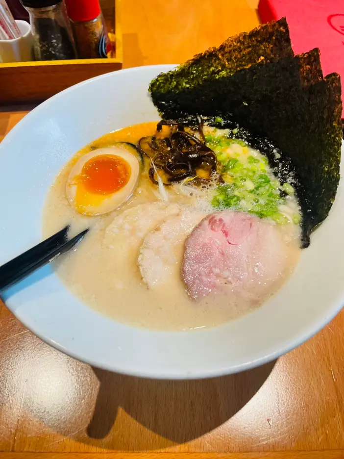 레탄톤에 새로 생긴 IPPUDO 라멘 다녀왔어요! | 오늘 점심은 새로 오픈한 IPPUDO 라멘에서 기본 돈코츠 라멘으로 해결! 🍜
독특하진 않아도 기본에 충실한 맛, 만족스러웠어요. 😌

점심시간이라 그런지 2층까지 꽉 차고, 조금 지나니 대기줄까지 생기더라고요.
가실 분들은 점심 피크 시간대를 살짝 피해가는 걸 추천!

혹시 여러분의 최애  ... | 6ixgo