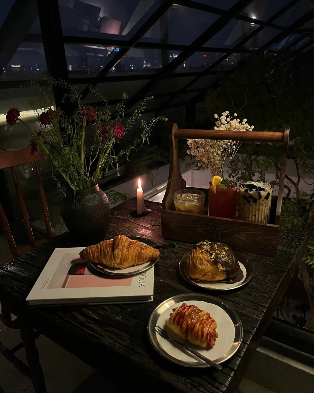 To Kien 카페 - 편안한 공간 | 바쁜 사이공의 일상에서 잠시 벗어나고 싶을 때, 멀리 가지 않아도 조용히 머무를 수 있는 곳이 있어요. 바로 "Tổ Kiến Coffee"라는 카페인데요. 
실제로 가보니 사진보다 더 예쁘고 편안하더라고요.
음료 맛도 정말 만족스러웠어요. 가격은 30,000동에서 50,000동 정도예요.
자연을 좋아하고, 차 ... | Thu_Phan