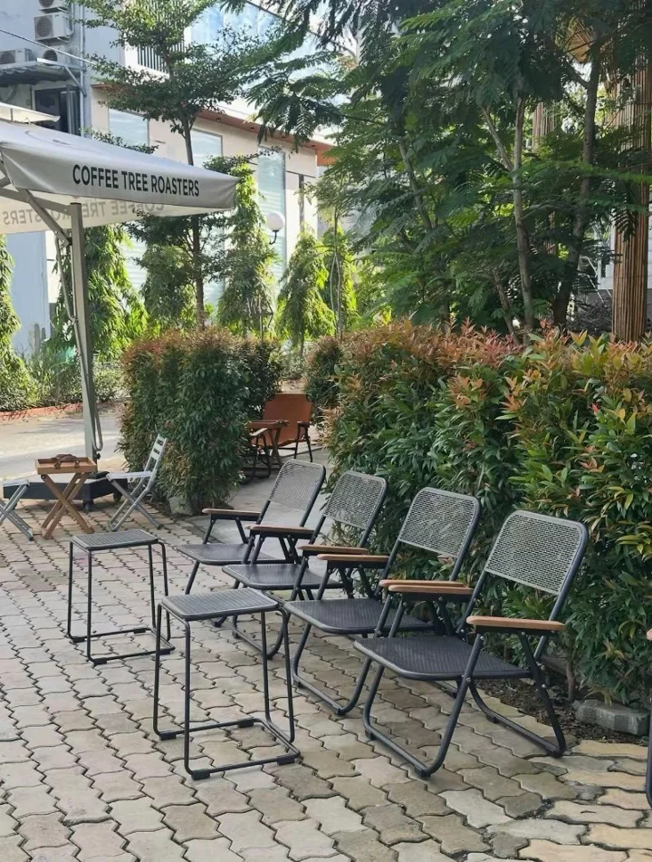 🌳호치민 2군에서 진짜 숲속에 있는 듯한 카페를 다녀왔어요. 이름은 Coffee Tree Roaster.
들어가자마자 나무랑 초록 식물들이 가득해서 공기가 확 달라지는 느낌… 도심 속인데도 되게 시원하고 여유롭더라구요☕✨

아침에 마시는 드립커피가 진짜 최고였어요. 향이 깊고 깔끔해서 “아… 이래서 다들 스페셜티 찾는구나 싶더라구요.”
라떼도 거 ... | 이서현