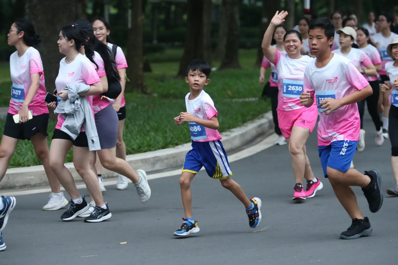 마라톤 달리기 사진 찍기
필수 장비: 다초점 망원 렌즈와 결합된 빠른 셔터 속도와 빠른 초점 기능을 갖춘 카메라.
사진가는 아름다운 순간을 포착하기 위해 달리는 중에 일어날 상황을 빠르고 빠르게 파악해야 합니다.

Taking photos of running marathon
Necessary equipment: camera with fast shu ... | lamhieuthuanstudio