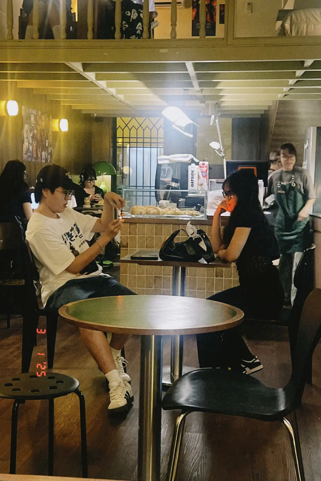● Make Room Cafe - 41/4 Calmette, Nguyễn Thái Bình, 1군, 호치민시● | Make Room Cafe는 LP 음악을 좋아하고 아늑한 분위기를 선호하는 분들에게 딱 맞는 새로운 카페예요. 평일에는 한적하지만, 주말에는 조금 붐빌 수 있으니 참고하세요.

제가 방문했을 때도 손님이 많았지만, 대부분 조용히 작업하 ... | NjanHuy