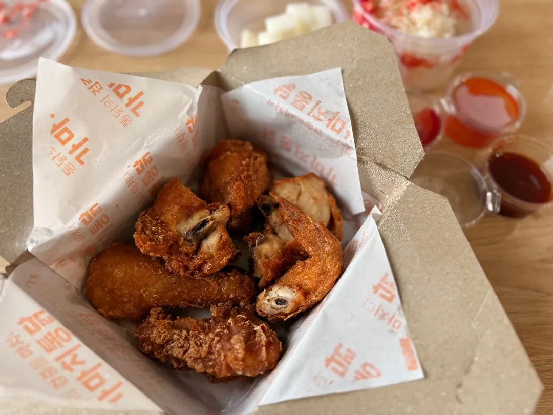 매번 먹던 치킨집 말고, 새로운 데 한번 먹어보자 하고  
가마치 통닭  찾아서 주문해봄. 🍗  

혼자 먹을 거라 반마리 되는 곳으로 골랐는데,  
가격도 괜찮고, 일단 맛이 합격!  

퍽퍽할 줄 알았던 부위도 생각보다 부드럽고  
양도 딱 혼자 먹기 좋은 정도. 맥주까지 한 잔 곁들이니 완벽. 🍺🍺  

이건 앞으로 자주 시키게 될 듯. ... | SpicyBrown