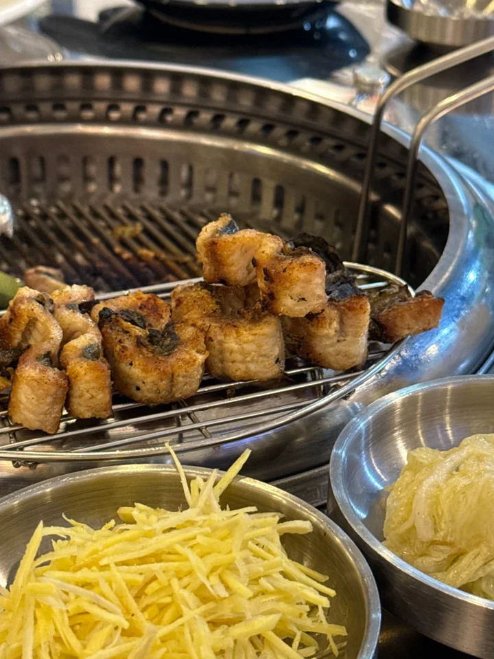 푸미흥 튼튼장어

평소엔 길 건너 정숯불장어를 갔는데,
요즘은 그 거리도 괜히 멀게 느껴져서 이번에는 튼튼장어로 가봤습니다.

장어 때깔 좋고 맛 괜찮았고, 직원분들이 알아서 구워줘서 편하게 먹었습니다.
가게도 깔끔해서 지인들이랑 장어 한 점에 한 잔하기 좋습니다.

생각날 때 한 번쯤 들를 만한 곳이에요.

#호치민장어 #호치민민물장어 #튼튼장어 | NomadT