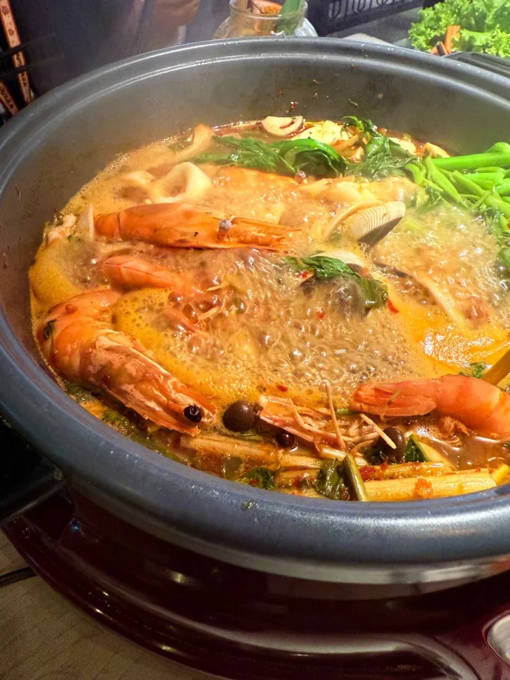 Som Tum Thai - Estella
오랜만에 태국 여행 땡기게 하는 타이식당 🇹🇭

예전엔 가끔 찾아 먹던 타이 음식이, 동남아 살다 보니 오히려 관심 밖이었는데…
여기 덕분에 오랜만에 맛있게 점심 즐겼네요 😋😋 

호치민에서 팟타이 생각날 때 딱 좋은 곳!

#SomTumThai #호치민타이식당 #호치민팟타이맛집 | HyunSoo