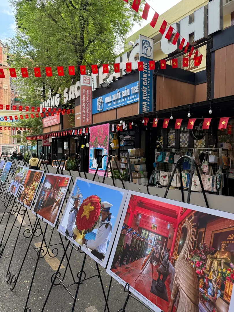 호치민 하이바쯩(Hai Ba Trung) 책방 거리 다녀왔어요.
사람이 많을 줄 알았는데, 의외로 한산하고 조용한 분위기.
여행객보다는 현지인들만 오가는 느낌이었어요.

곳곳에 도라에몽 장식이 잔뜩 있던데,
혹시 무슨 날인가요? 아시는 분 댓글로 좀 알려주세요 :)

#호치민책방거리 #하이바쯩거리 #도라에몽 #호치민일상 | Minxxy