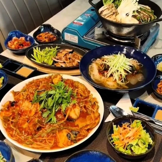 요리에 진심인 한국식당
호치민 안푸 맛집 – Seya Store & Cook 세아식당 방문기 🍽️ | 개인적으로는 예전에 2~3번 방문했던 곳인데, 갈 때마다 만족도가 높아서 이번에도 기대 중이었답니다 😊
🥢 분위기 & 첫 인상
이곳은 식자재도 직접 취급하는 곳이라
메뉴가 정말 다양하고, 재료도 신선해요.
무엇보다도 사장님 요리 솜씨가 정말  ... | KimNgan184