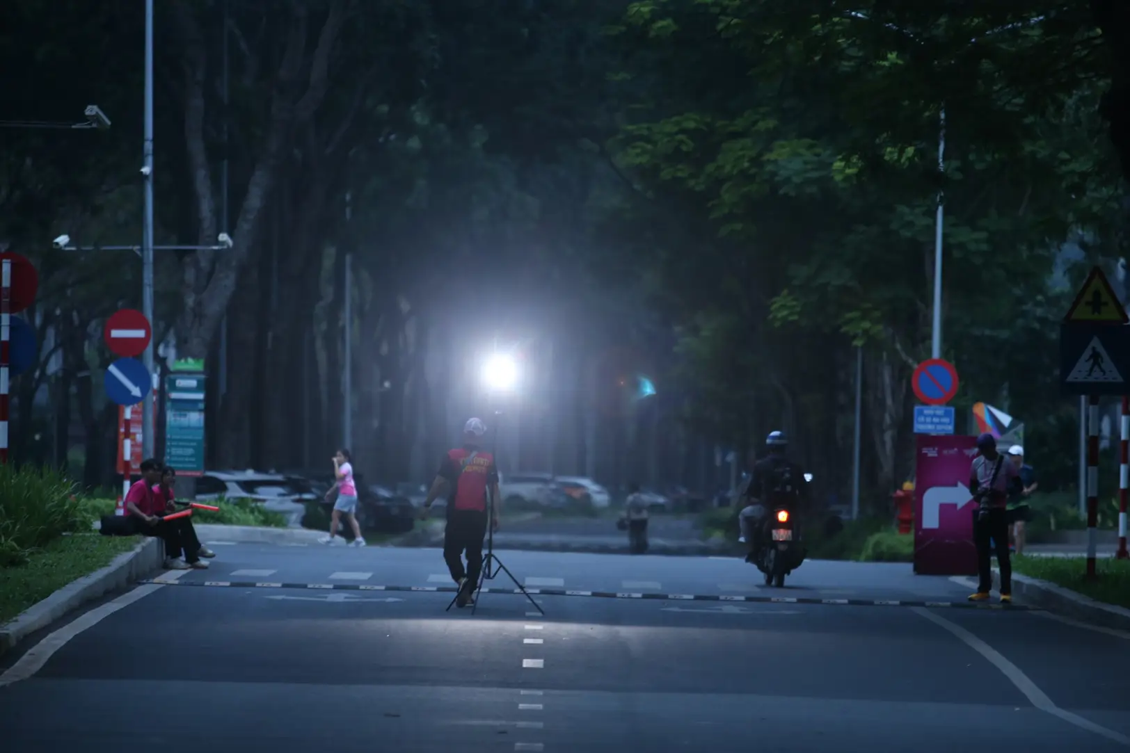 마라톤 달리기 사진 찍기
필수 장비: 다초점 망원 렌즈와 결합된 빠른 셔터 속도와 빠른 초점 기능을 갖춘 카메라.
사진가는 아름다운 순간을 포착하기 위해 달리는 중에 일어날 상황을 빠르고 빠르게 파악해야 합니다.

Taking photos of running marathon
Necessary equipment: camera with fast shu ... | lamhieuthuanstudio