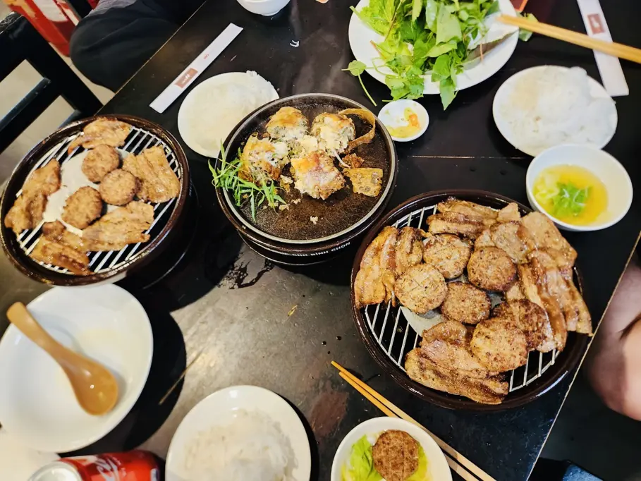 한국에서 손님이 오시면 꼭 한 번은 분짜를 먹으러 가게 되는데요, 
이번에도 어김없이 유명한 꽌넴에 다녀왔습니다. 🍴✨

맛은 역시나 기대를 저버리지 않아요. 
하지만 요즘은 너무 유명해져서 사람이 많고, 대기 시간도 꽤 길더라고요. 😅

호치민에서 분짜 맛집으로는 1군의 꽌넴과 7군의 분짜하노이가 자주 언급되는데요, 
혹시 또 다른 추천할 만 ... | 6ixgo