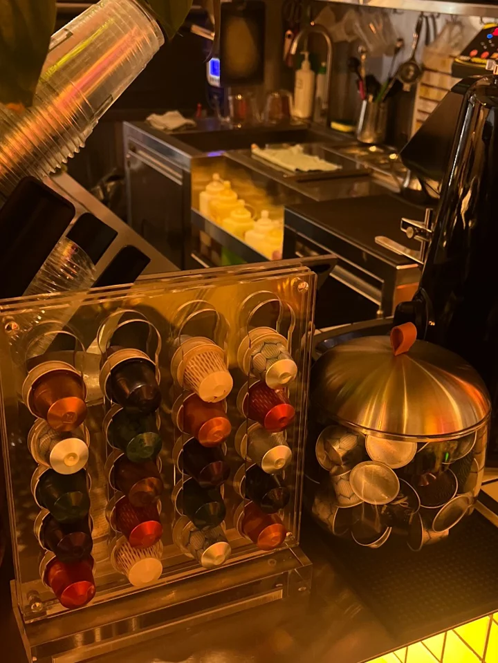 오늘은 날씨가 선선해서 오랜만에 1군의 오래된 아파트 안에 있는 카페에 들렀어요☕️
아파트 안에 있어서 그런지 정말 조용하고 분위기가 너무 편안했어요✨
직원분들도 너무 친절하시고, 메뉴가 다른 카페랑 좀 달라서 하나하나 친절하게 추천도 해주셨어요!

제가 특히 마음에 들었던 건 과일차🍑🍋
모두 생과일로 직접 우려내고 설탕을 전혀 넣지 않아요.  ... | 이서현