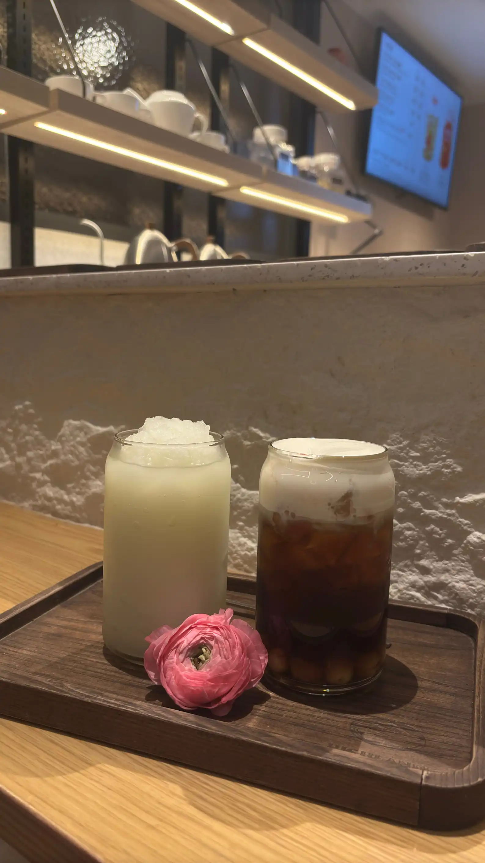 이 순간만큼은 참 좋네요.
아무 생각 없이 그냥,
이렇게 시작하는 하루도 괜찮아요 ^^ | Eunhye