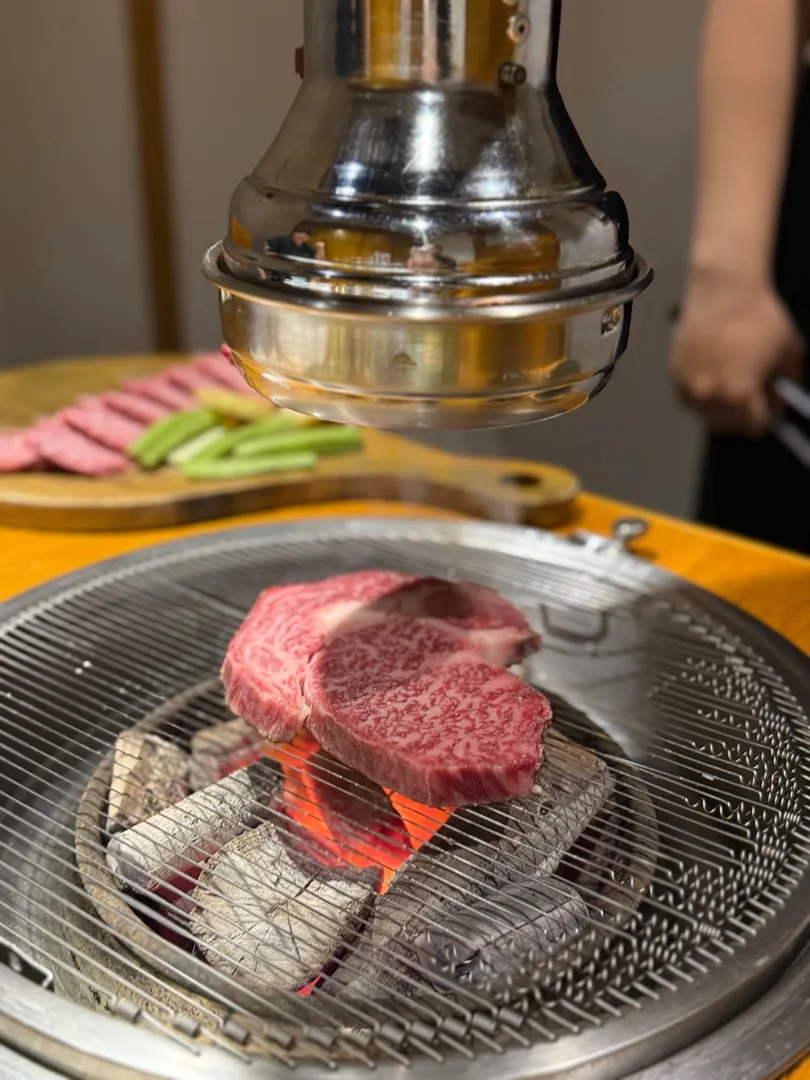 오랜만에 호치민에 놀러온 지인 덕분에
경복궁에서 소고기 한 판, 제대로 먹고 왔습니다. 🥩

이야기도 많고, 웃을 일도 많았던 며칠.
근데 보내고 나면 또 괜히 헛헛하네요.

늘 그렇듯, 좋은 시간은 참 빨리 지나가네요. | 사이공도미닉