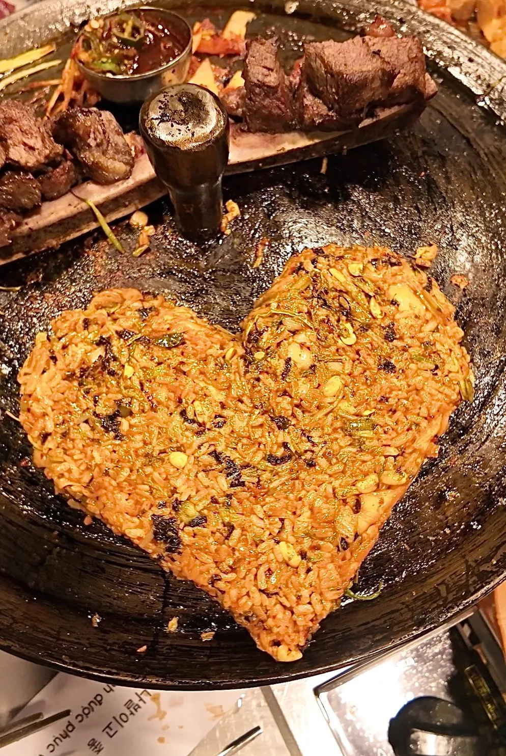 가장 맛있는 한국 바베큐 집일 수도 있다!!!!
비 오는 날에 고기를 구워 먹으러 갔다. 신선하고 쫄깃하며 달콤한 고기. 차가운 소주를 추가하니 진짜 한국에 있는 것 같았다 kkk 😎

#Moggumeong #thitnuongHQ #quan1 #목구멍 #호치민맛집 | Thu_Phan