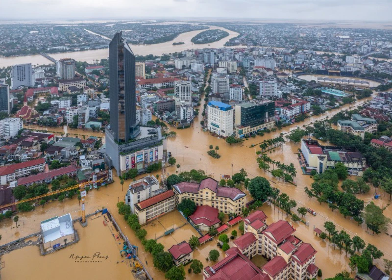 요즘 후에 (Hue) 상황이 너무 안타까워요...
비가 계속 내리고 홍수도 심해져서 전기와 수도가 끊겼다고 해요.
중부 지역, 특히 후에에 계신 모든 분들이 이번 어려운 시기를 잘 이겨내시길 진심으로 바랍니다... 😢

#후에 #중부지역 #폭우주의 #자연재해 | 이서현