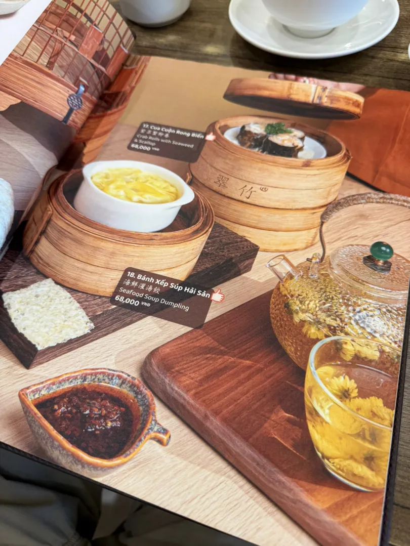 딤섬 생각날 땐? Baoz Dimsum🥟 | 딤섬이 생각나서 지인에게 물어봤더니 5군 Baoz Dimsum 을 추천해줘서 다녀왔습니다. 
점심 시간이 조금 지난 시간 이였는데도 사람이 많았고 5층 전 층이 Baoz Dimsum 이라 놀랐습니다.  

메뉴 종류도 많고 가격도 괜찮아서 베트남식 한식이 좀 질릴 때 딱 좋을 것 같아요. 
음식 나오는 ... | 6ixgo