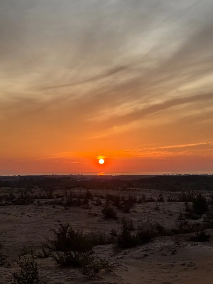 무이네 사막 짚차 투어를 다녀왔어요.🔥🔥

‘사막 투어’라는 이름 때문에 기대가 컸는데, 생각보다 조금은 아쉬운 부분도 있었습니다.
레드샌듄과 화이트샌듄 중, 화이트샌듄이 모래언덕까지 올라갈 수 있어서 더 좋았어요.

화이트샌듄에서는 ATV(사륜 오토바이)를 체험할 수 있는데, 직접 운전하면 금액이 더 올라가더라구요.
초보가 운전하기에는 코스가 ... | Bubbleluv