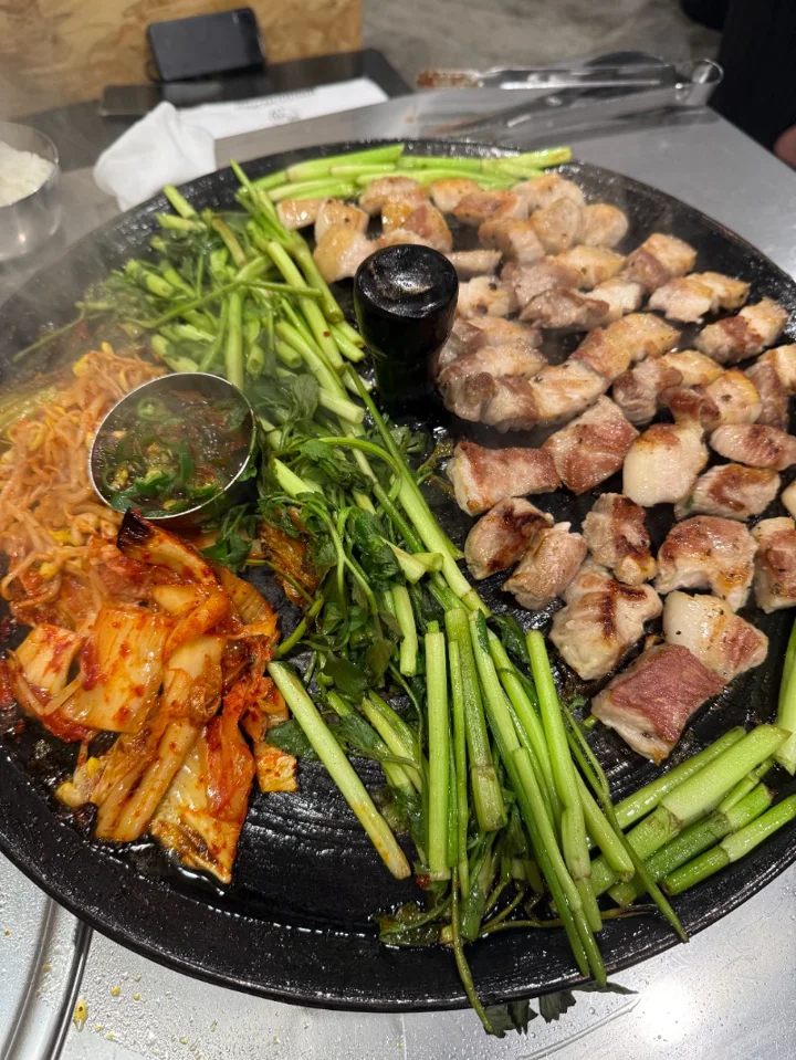 숙성이고 나발이고 ㅎㅎ

호치민에도 목구멍 삼겹살이 있었네요!
감사합니다. 잘먹고 갑니다 😋

#호치민맛집 #호치민목구멍 #호치민솥뚜껑삼겹살 | 소주엔_진심