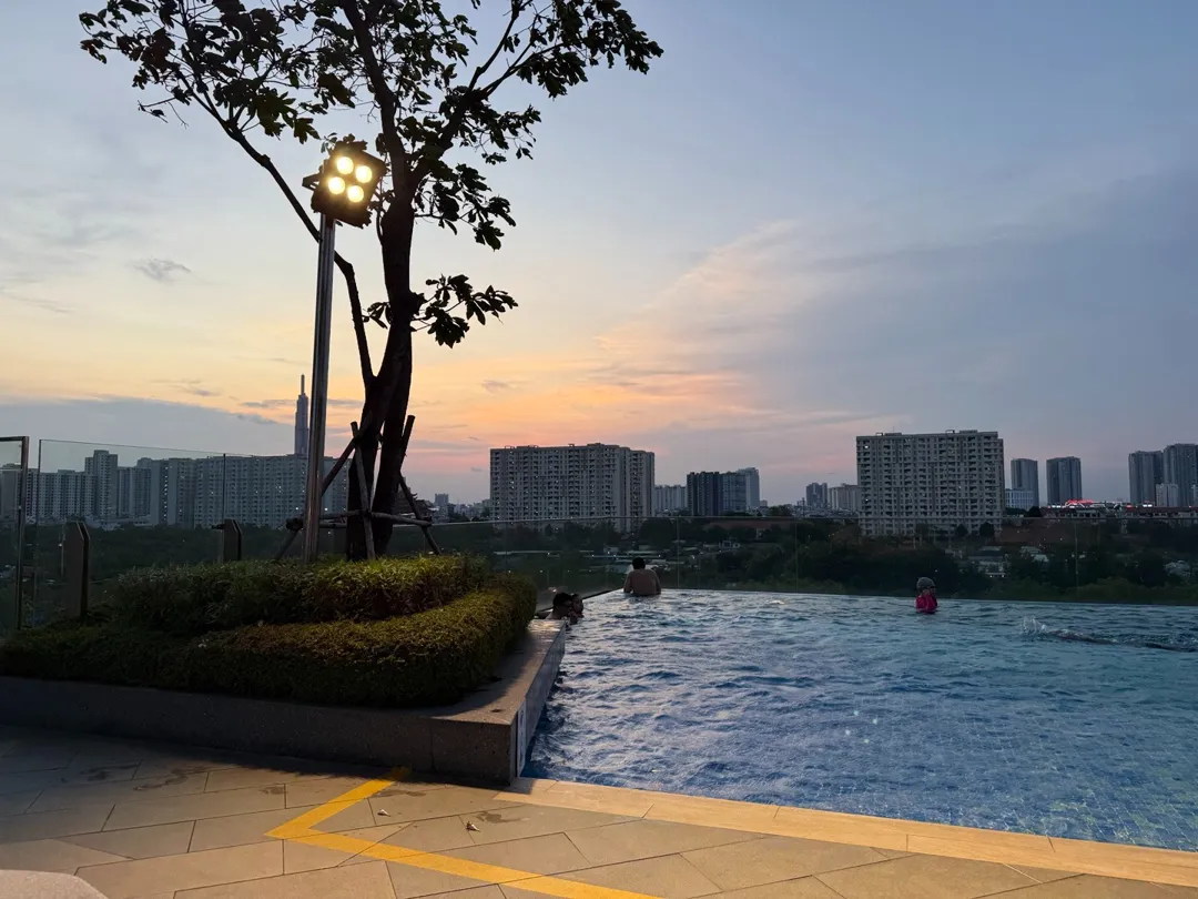 처음으로 저녁 수영
평소엔 사람 없는 시간에만 갔는데,

확실히 새로운 분위기라 기분도 달라지네요. (노을 👍👍👍)
늘 같은 하루보다는, 가끔 이렇게 다른 걸 해보는 게 좋은 것 같습니다.
오늘 하루 마무리, 잘 했습니다.

#저녁수영 #노을수영 #호치민일상 #하루끝 | 사이공도미닉