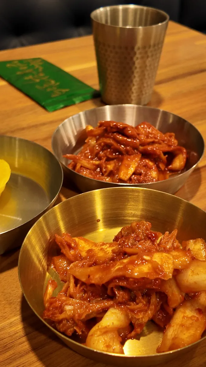 Lần đầu tiên mình được ăn gà hầm mềm đến mức chạm nhẹ là tan ngay trong miệng 🤤
Quán tên là An Yang, nằm ở Thảo Điền nha mọi người!

Mình và bạn đã gọi một phần mì sợi thịt gà và soup gà hầm. Ph ... | Thu_Phan