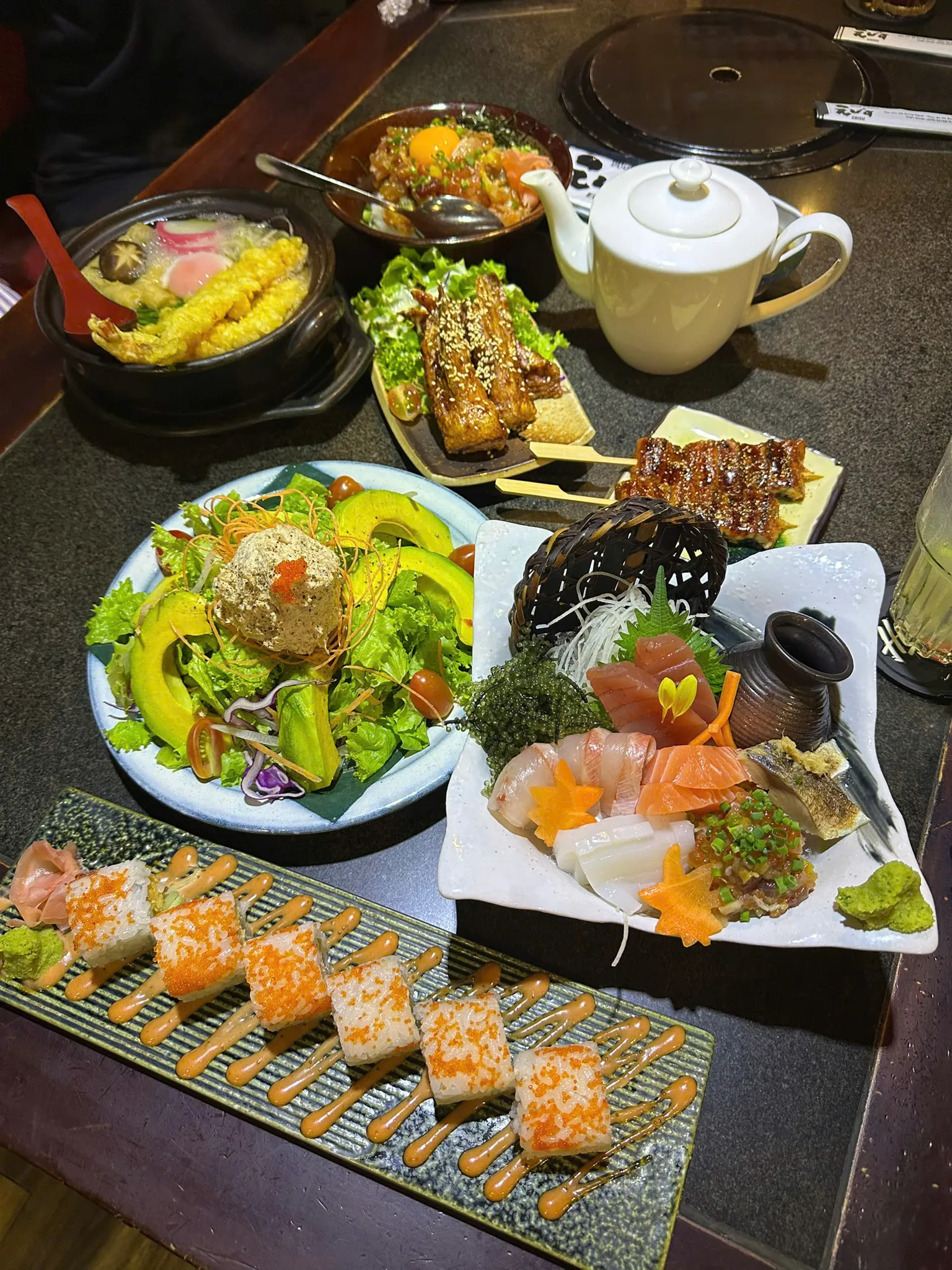 에비스 우동 & 스시 – 한 점의 신선함으로 만나는 일본의 맛

사이공 2군 구의 분주한 거리 속,
소박하지만 정갈한 일본의 감성을 품은 곳,
Ebisu Udon & Sushi.

문을 열면 은은한 조명과 따뜻한 목재 향,
정리된 스시 바가 가장 먼저 반겨줘요.
혼자 와도 편하고, 데이트나 가벼운 모임에도 잘 어울리는 아늑한 분위기.

이곳의 시그 ... | KimNgan184