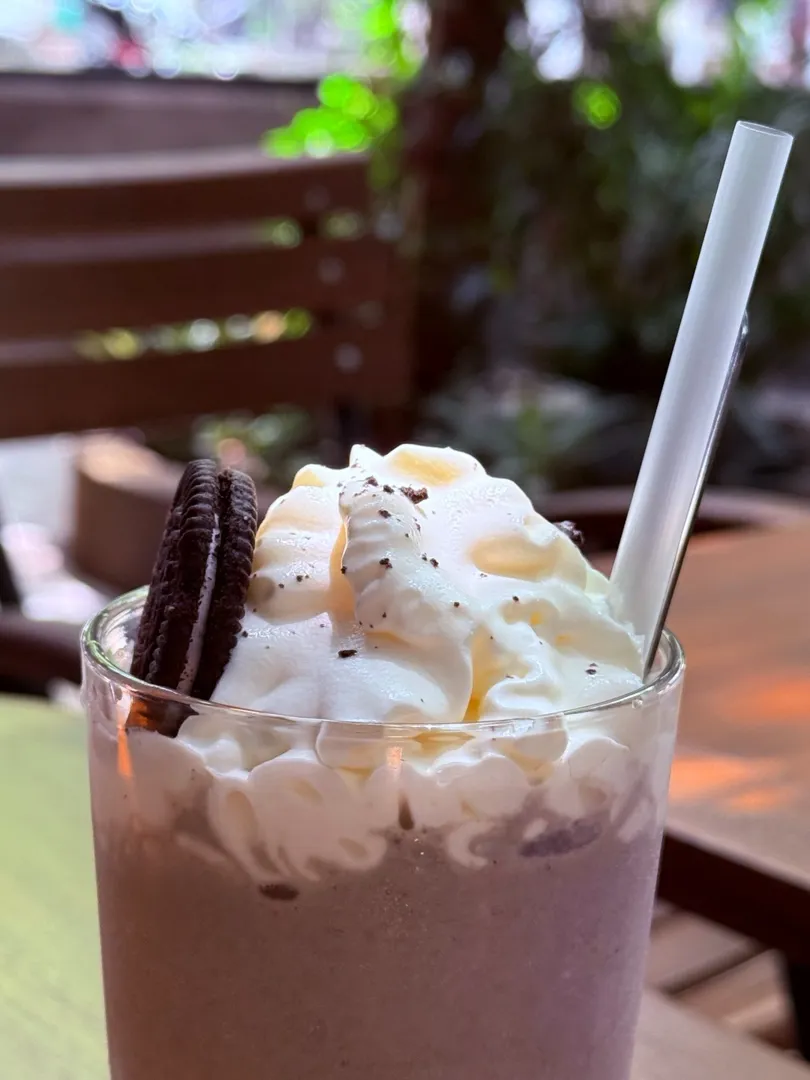 주말엔 역시
**살.찌.는.맛.**을 느껴줘야죠. 🍫🥤

고민은 잠시, 초코쉐이크는 진심.
달콤함에 입꼬리 올라가고,
칼로리는 잠시 잊기로요.

#초코쉐이크 #주말의달콤함 | Bubbleluv