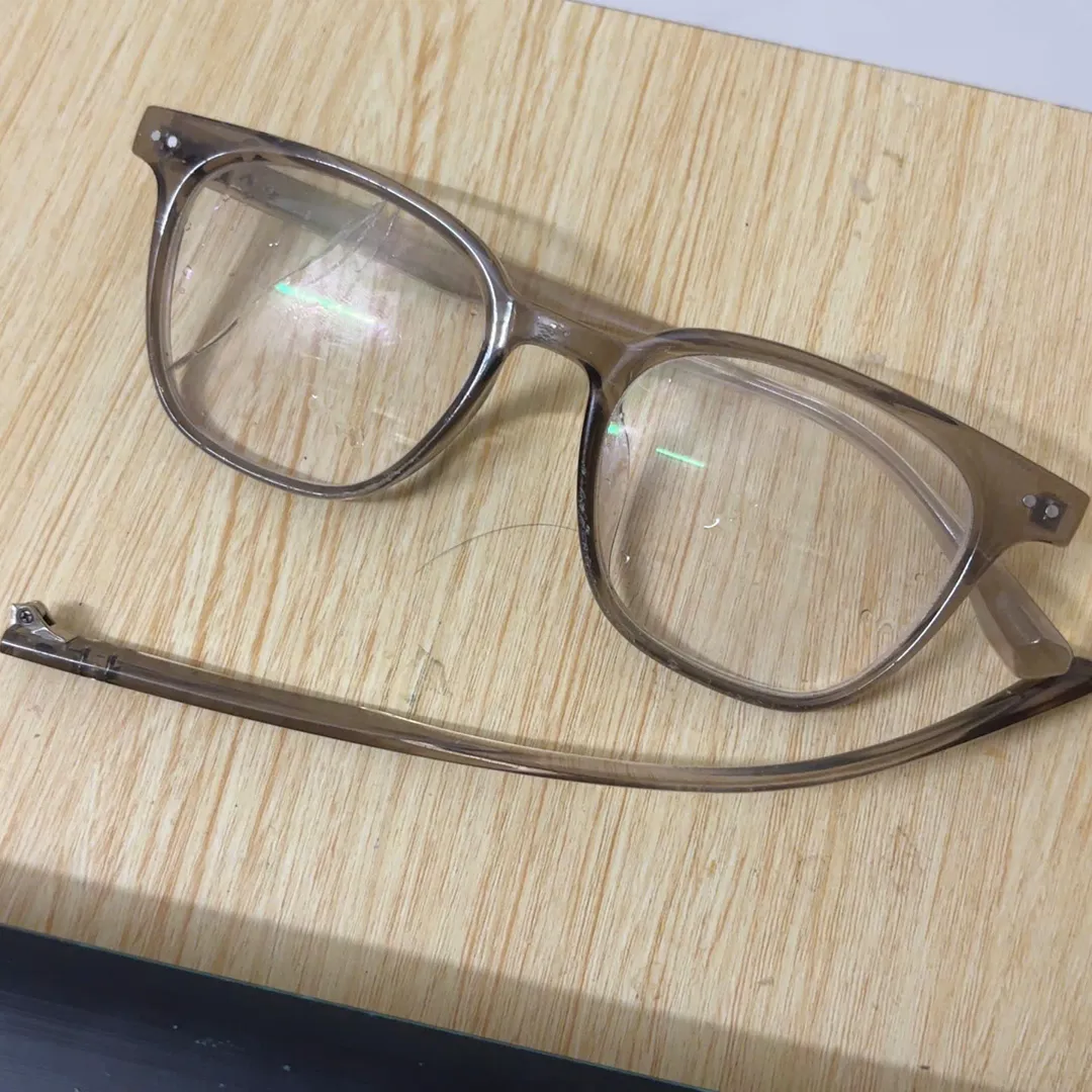 퇴근길에 비 맞고, 집에 가는 길은 이미 엉망진창…
안경까지 부러졌으니 오늘 하루는 진짜 망했다. 🥲
누가 제 눈 좀 빌려줄 수 있나요? 지금은 세상이 너무 흐릿해요… 👓💔
#비맞은퇴근길 #안경부러짐 #시력도마음도흐림 | KimNgan184