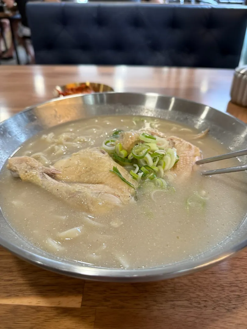 언양 닭칼국수 - AnYang Restaurant | 이번에 타오디엔에 새로 오픈했다고 해서
언양 닭칼수 다녀왔습니다.

사장님이 친절하게 메뉴 설명도 해주시고,
김치는 매운맛/기본 두 가지로 나와서 선택 가능했던 점도 좋았어요.
무엇보다 닭이 정말 부드러워서 먹는 내내 감탄!
국물도 깊고 진한 편이라, 다음엔 닭곰탕에 도전해보려고요.

삼성하늘병 ... | 사이공도미닉