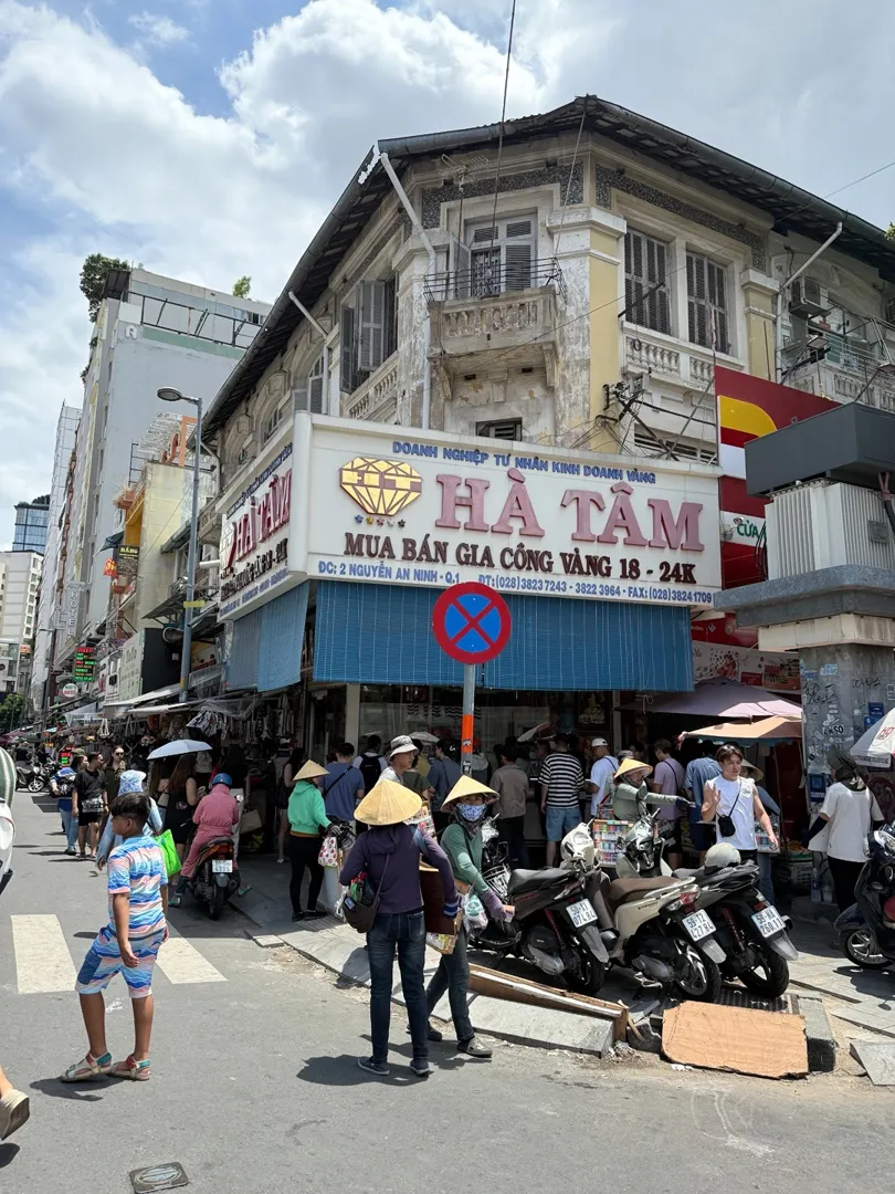 하탐은 여전히 사람 바글바글하네요. (오늘은 다행히 덜함 ^^;;)
“환전 = 하탐” 공식이 워낙 강하게 박혀 있다 보니
결국 또 거기 가게 되긴 했지만요. 😅

근데 큰 금액 아니면 다른 데랑 환율 차이도 크진 않은 듯...?
혹시 사람은 덜 붐비고 환율은 괜찮은
숨은 환전소 아시는 분 있을까요?
살짝 조용한 데서 빠르고 편하게 하고 싶은 요즘 ... | SpicyBrown