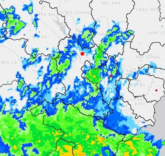 태풍 위파(Wipha)의 소용돌이 구름, 하노이 접근 중

태풍 위파의 북부 소용돌이 구름이 하노이 지역으로 이동하며 계속해서 발달 중입니다. 이로 인해 선떠이(Sơn Tây), 타익텃(Thạch Thất), 푹토(Phúc Thọ) 등 외곽 지역에 비가 내리고 있습니다.
국가기상수문예보센터(NCHMF)에 따르면 위성 사진, 낙뢰 위치 정보, 기상  ... | KimNgan184