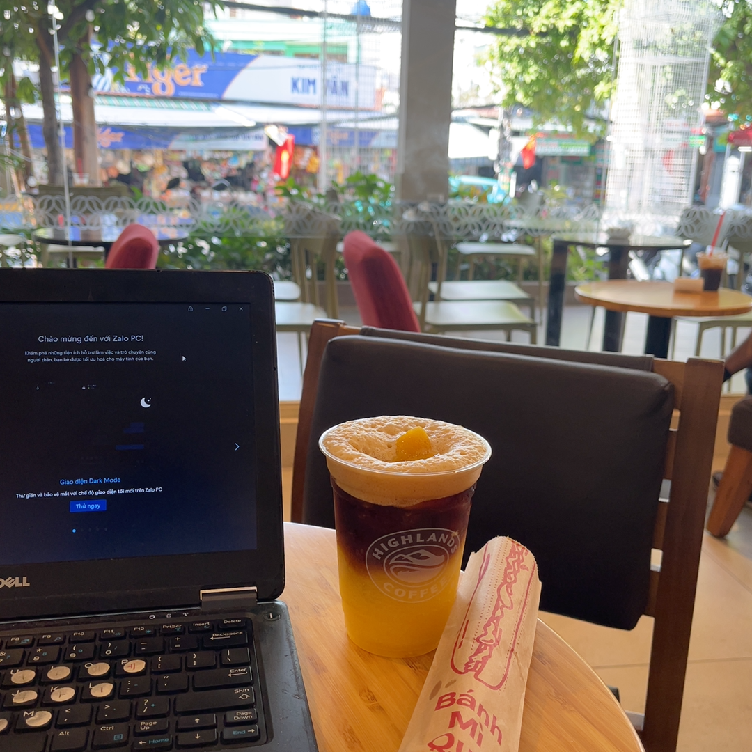 Highlands을 좋아해요?
Highlands에서 새로운 음료 “복숭아 아메리카노”를 한번 드셔 보세요.
이 음료는 아주 흥미롭습니다!
총 3단으로 구성되어 있는데, 1층은 복숭아와 복숭아 시럽, 2층은 곱게 간 얼음, 3층은 커피로 되어 있습니다.
이 음료는 여름철 갈증 해소와 함께 정신을 맑게 해주는 데 도움이 됩니다~ 🥰 | 박민영