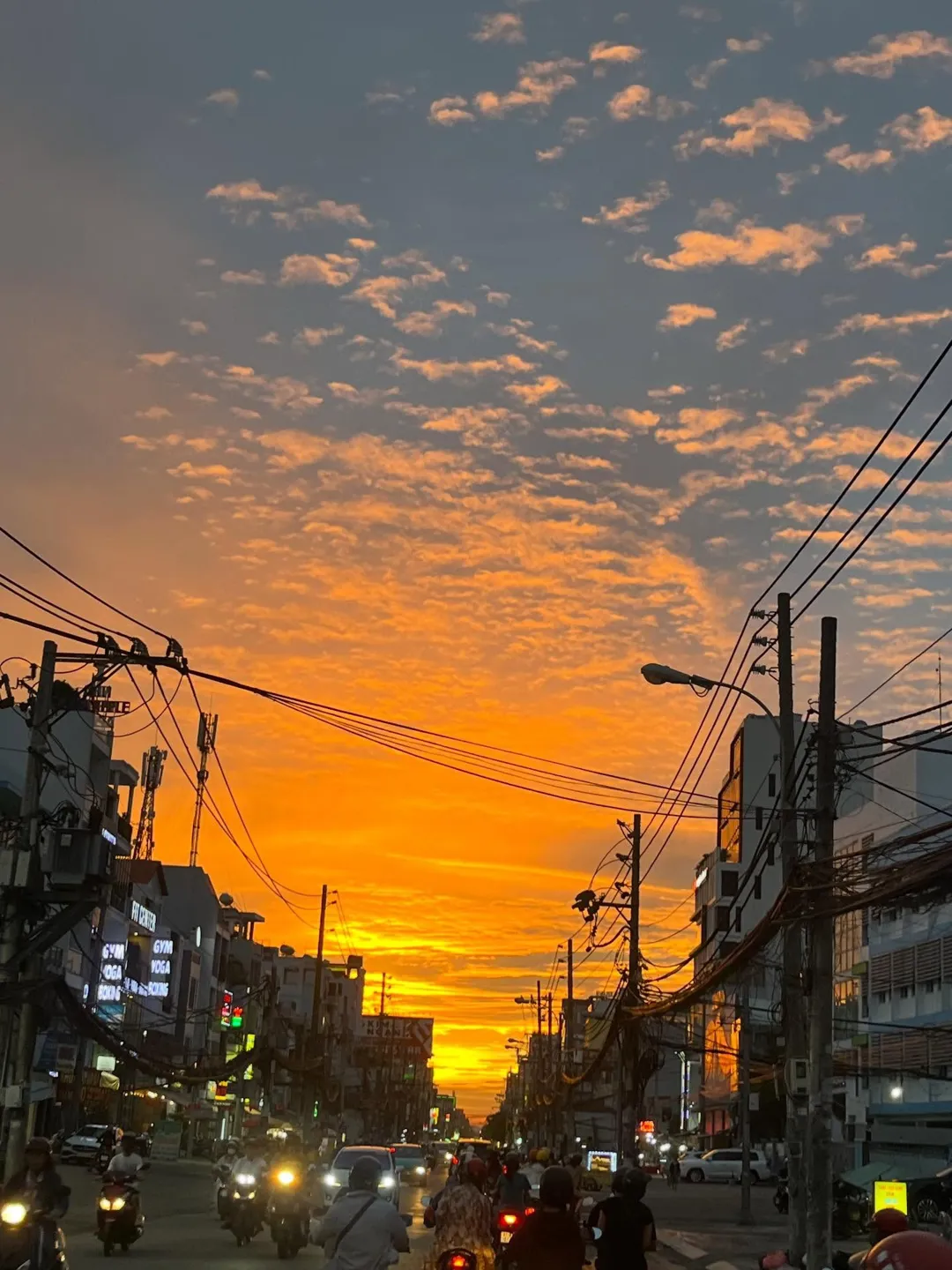 여름이 드디어 사이공에 찾아왔어요.
사이공의 여름은 덥지만, 해질 무렵 풍경은 이렇게나 아름답잖아요… | Thu_Phan