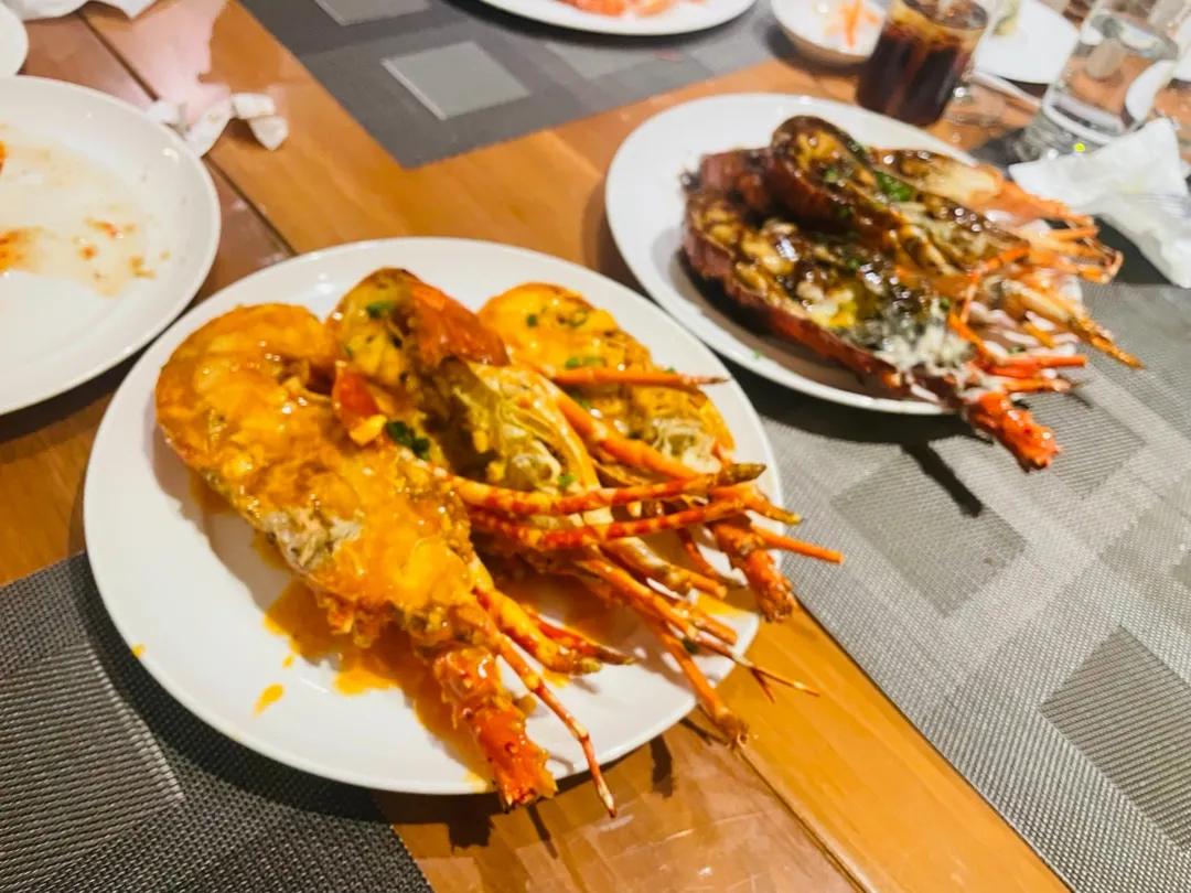 오늘은 특별한 날이라 오랜만에 외식! 🍽️✨
니코 사이공 랍스터 무한 뷔페 다녀왔어요.

랍스터가 계속 리필되는 이 행복… 
먹느라 사진은 몇 장 못 찍었지만, 확실한 건 배 터지게 먹고 옴.

가끔은 이런 호사도 필요하지 않겠어요? 😆 | Bubbleluv