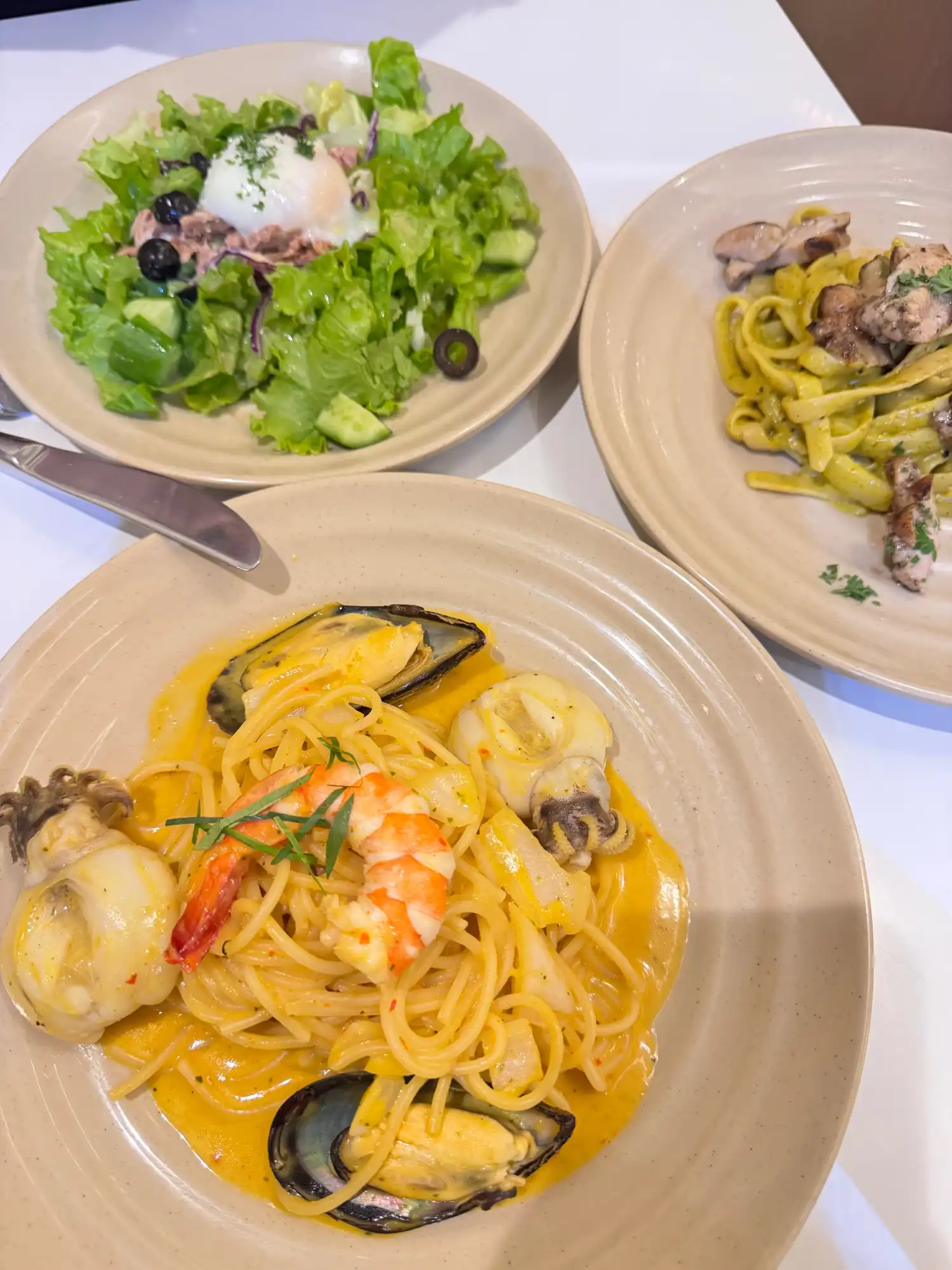 바로 1군 중심인데 가격은 학생 수준이에요 :)))) 한 번 먹으면 중독!
가게 이름: 치즈파스타 (Cheese Pasta) ^^ | Eunhye