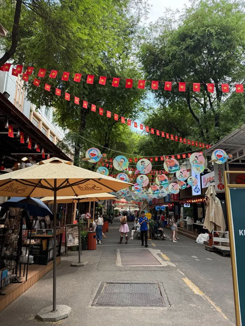 호치민 하이바쯩(Hai Ba Trung) 책방 거리 다녀왔어요.
사람이 많을 줄 알았는데, 의외로 한산하고 조용한 분위기.
여행객보다는 현지인들만 오가는 느낌이었어요.

곳곳에 도라에몽 장식이 잔뜩 있던데,
혹시 무슨 날인가요? 아시는 분 댓글로 좀 알려주세요 :)

#호치민책방거리 #하이바쯩거리 #도라에몽 #호치민일상 | Minxxy