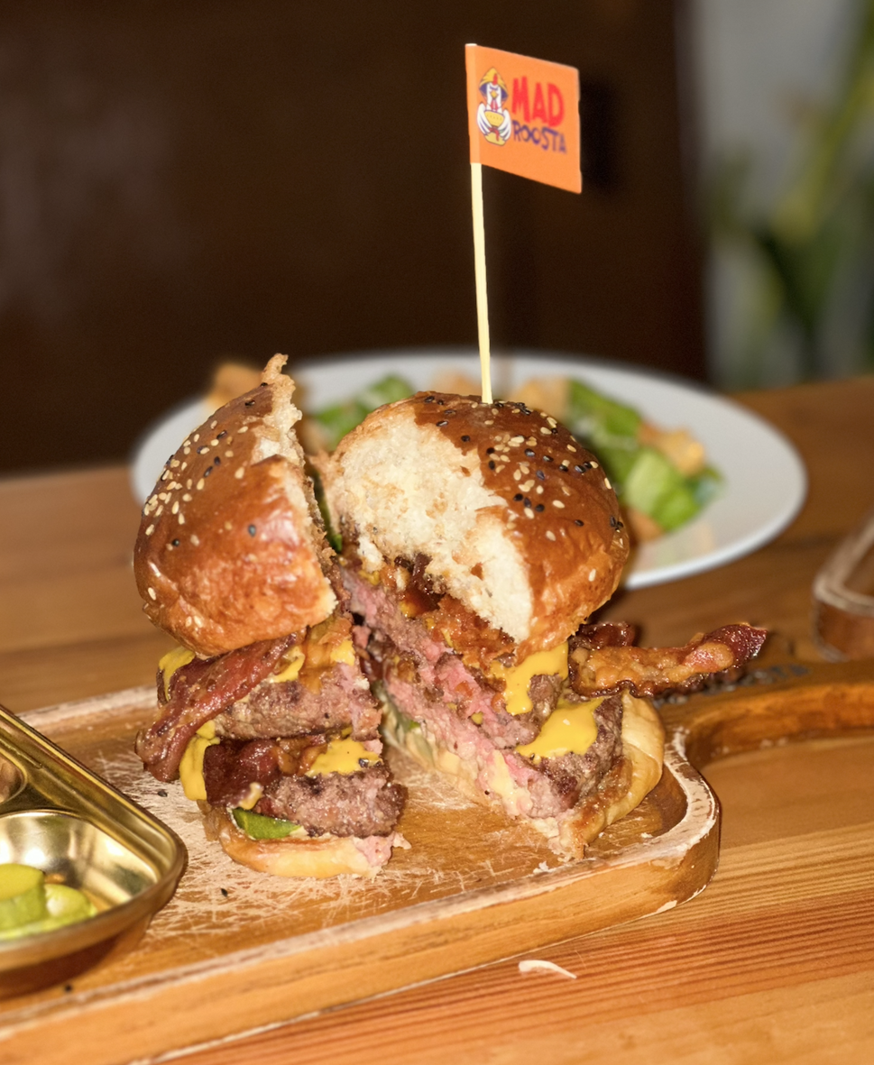 Bạn bè đã giới thiệu Mad Roosta cho tôi, nghe nói đây là quán burger kiểu Hàn Quốc đang hot ở Quận 1, nên tôi đã ghé thăm ngay!
Trước tiên, chất lượng món ăn thật sự rất tốt khiến tôi bất ngờ. G ... | Nguyenng