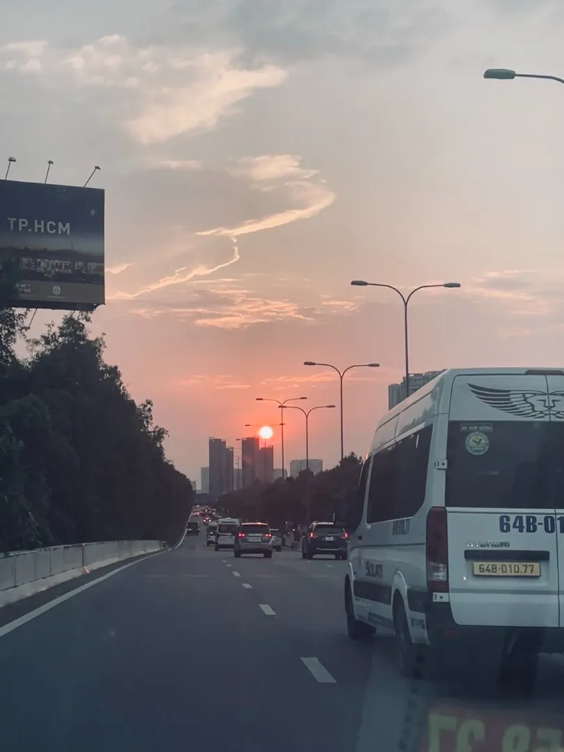 오늘은 그렇게 보내고, 내일은 또 어떻게든 살아간다.
시간은 늘 그렇듯 흘러가고, 우리는 그 안에서 적응하며 살아간다.
조금씩 희미해지고, 조금씩 무뎌지겠지.

그래도, 문득 어떤 순간이 찾아올 때면,
어느 길목에서 불어오는 바람이나,
어느 저녁, 석양이 붉게 물드는 하늘을 보면,
그때의 감정이 다시 떠오를지도 모르겠다.

아주 잠깐이라도, 그 시 ... | NomadT
