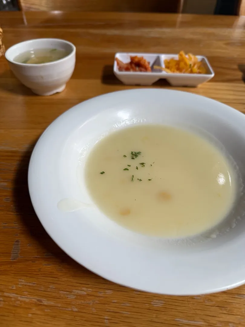 별거 아닌데 가끔 생각나는 맛이 있다.
어릴 때 먹었던, 큼직한 접시에 소스 듬뿍 뿌려 나오는 옛날 돈까스 같은 거.

그 생각이 나서 푸미흥 작품82 다녀옴.
한 입 먹자마자 ‘아 이거지’ 싶었다.

괜히 기분 좋아지는 날.

#작품82 #옛날돈까스 | Minxxy