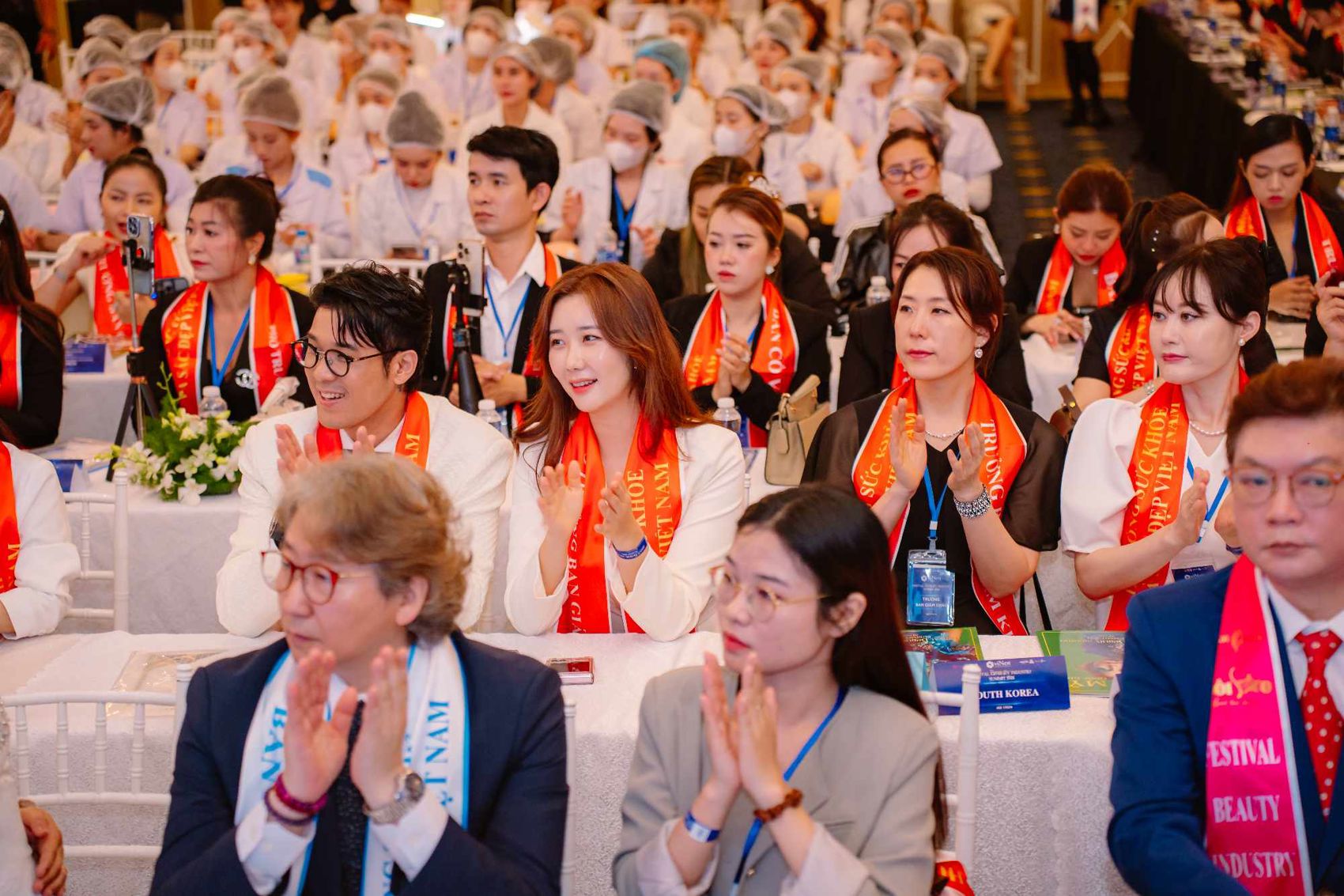 단순히"로봇" 통역사가 아니라 의뢰인의 정확한 내용, 진심 감정, 긍정적 에너지, 분위기 메이커하는 한-베통역사 정다영입니다. 의뢰인의 성공은 곧 통역사의 성공으로 최선 다합니다 - 1
