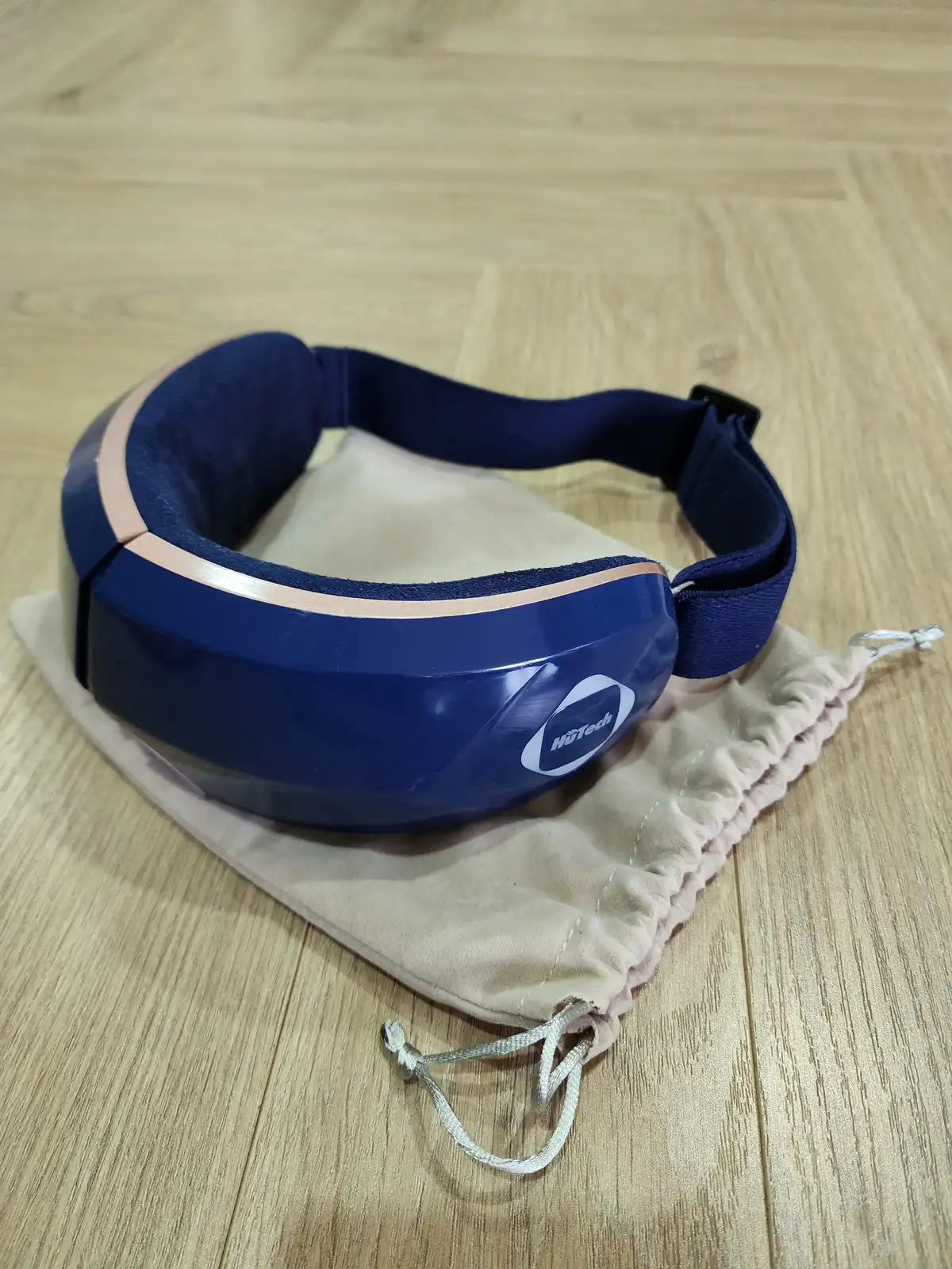 Eye massager with heat